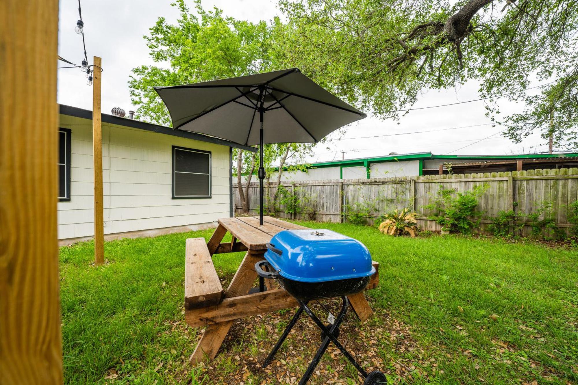 Cozy 3 Bedroom With Hot Tub 2 Min Away From Lackland San Antonio Extérieur photo